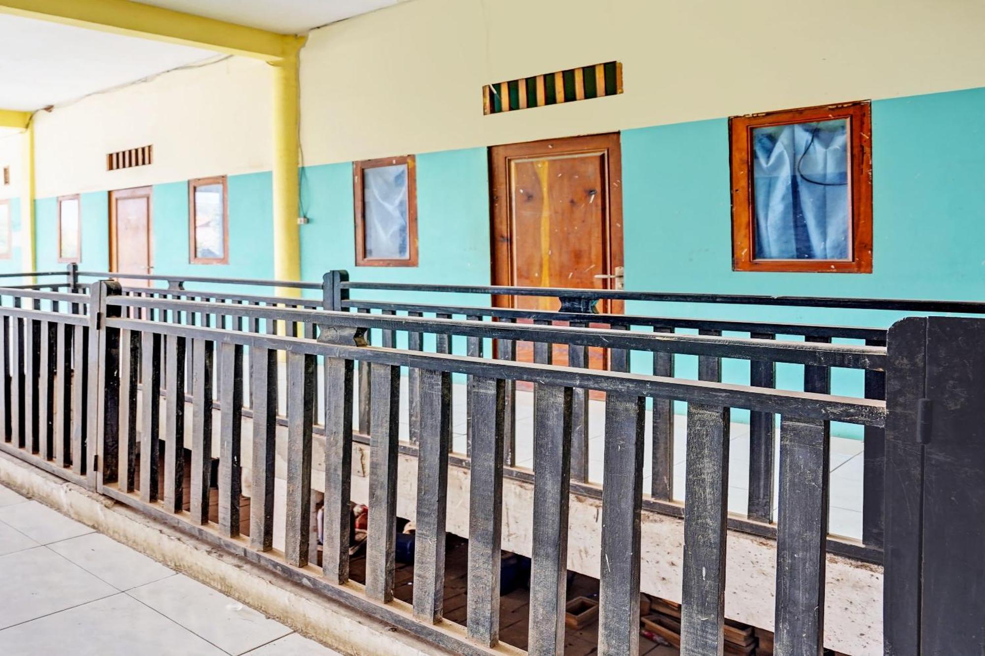 Oyo Life 93037 Nova Jaya Homestay Syariah Lamongan Exterior foto