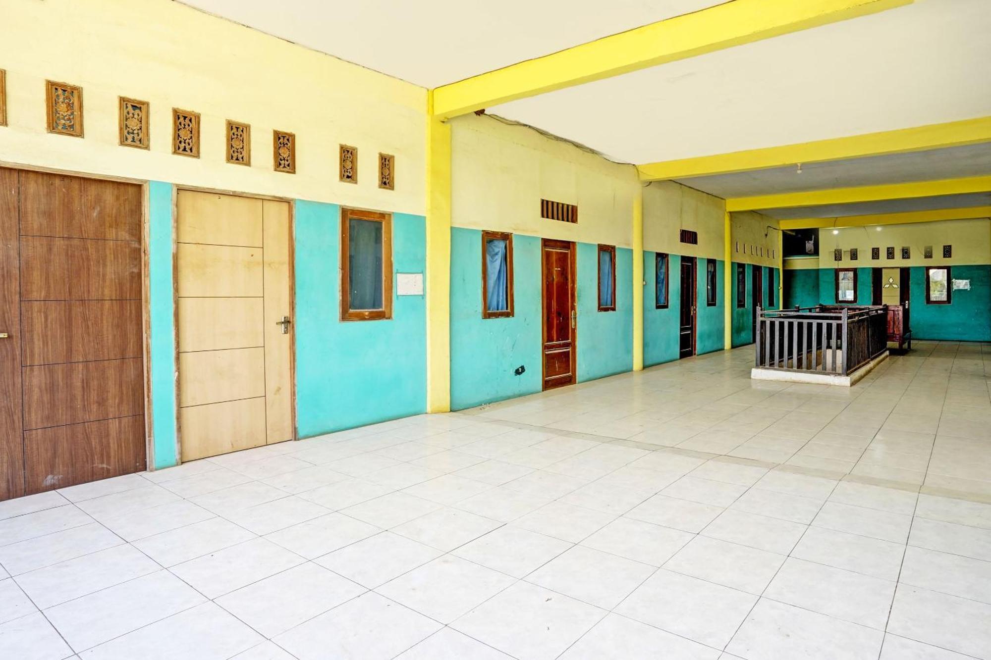 Oyo Life 93037 Nova Jaya Homestay Syariah Lamongan Exterior foto